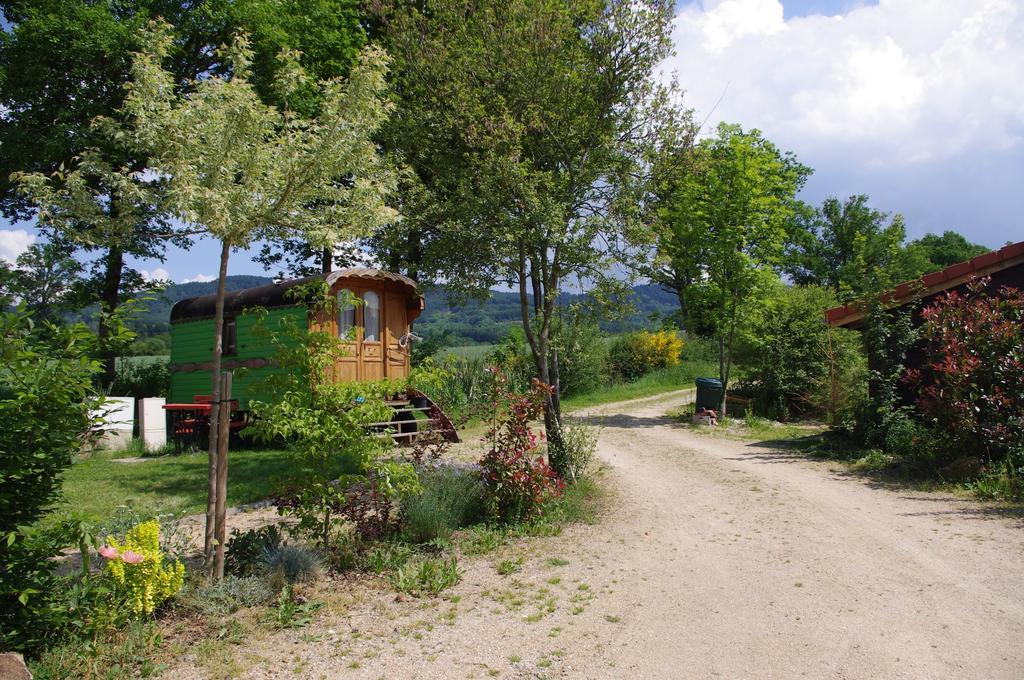 Les Roulottes Et Cabanes Du Livradois Guest House Cunlhat Exterior photo