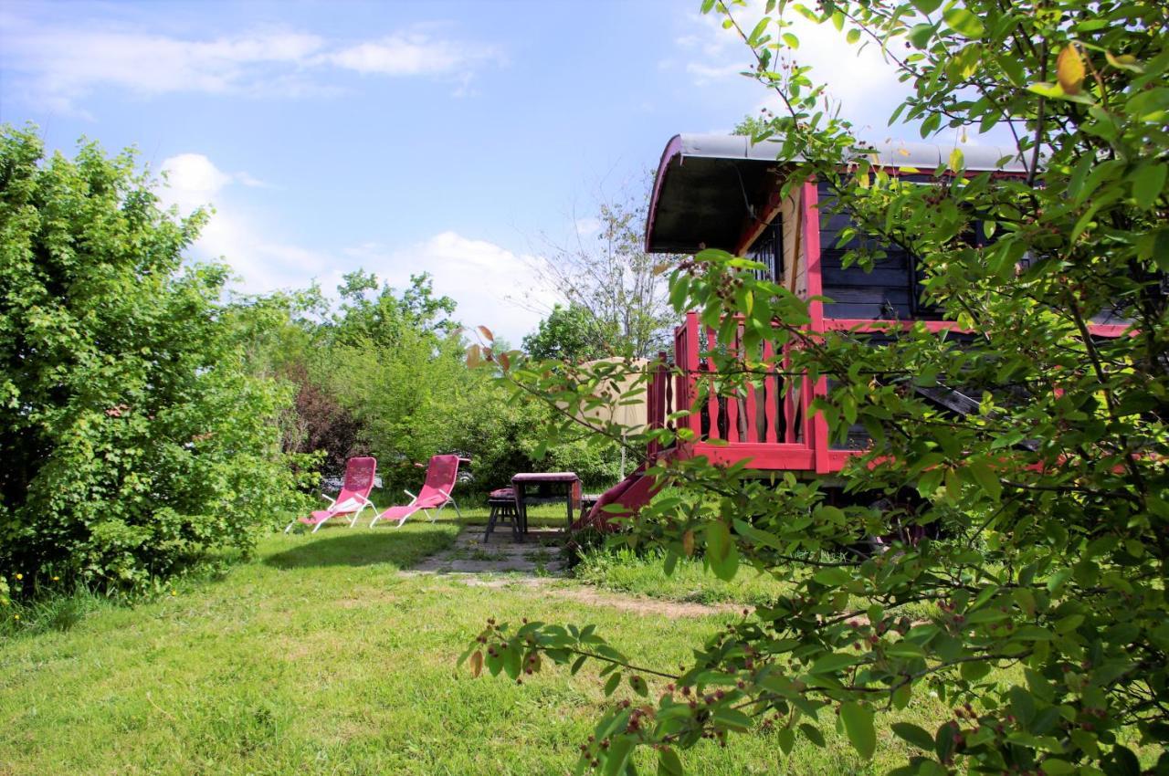 Les Roulottes Et Cabanes Du Livradois Guest House Cunlhat Exterior photo