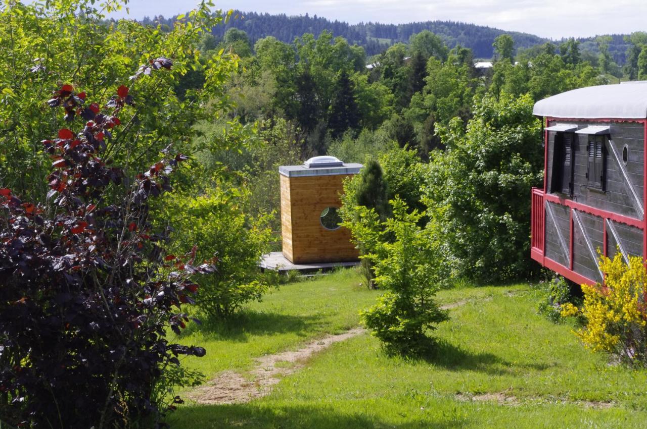 Les Roulottes Et Cabanes Du Livradois Guest House Cunlhat Exterior photo